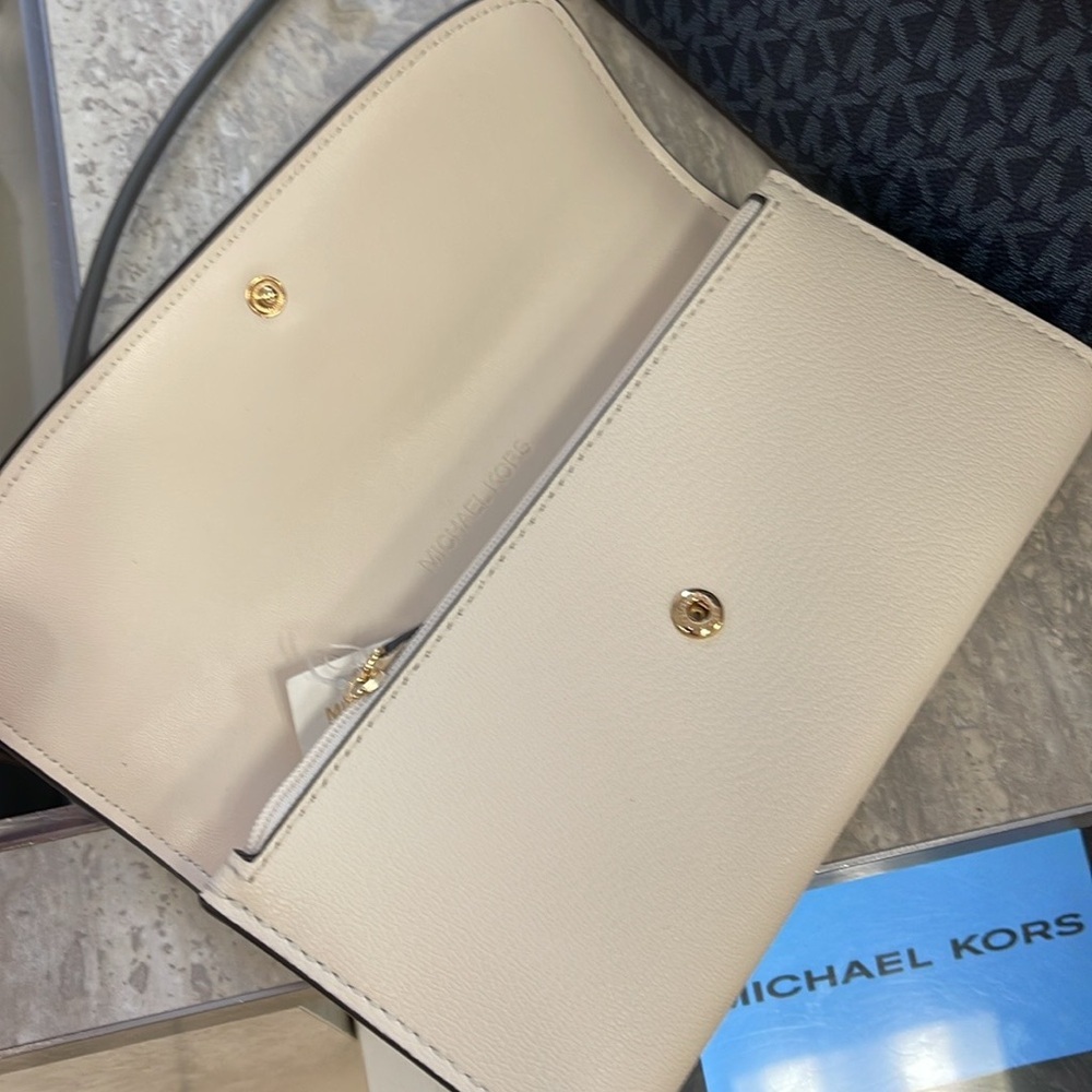 Michael Kors Hamilton Large Leather Continental Wallet
Light Cream
NWT - Picture 16 of 16